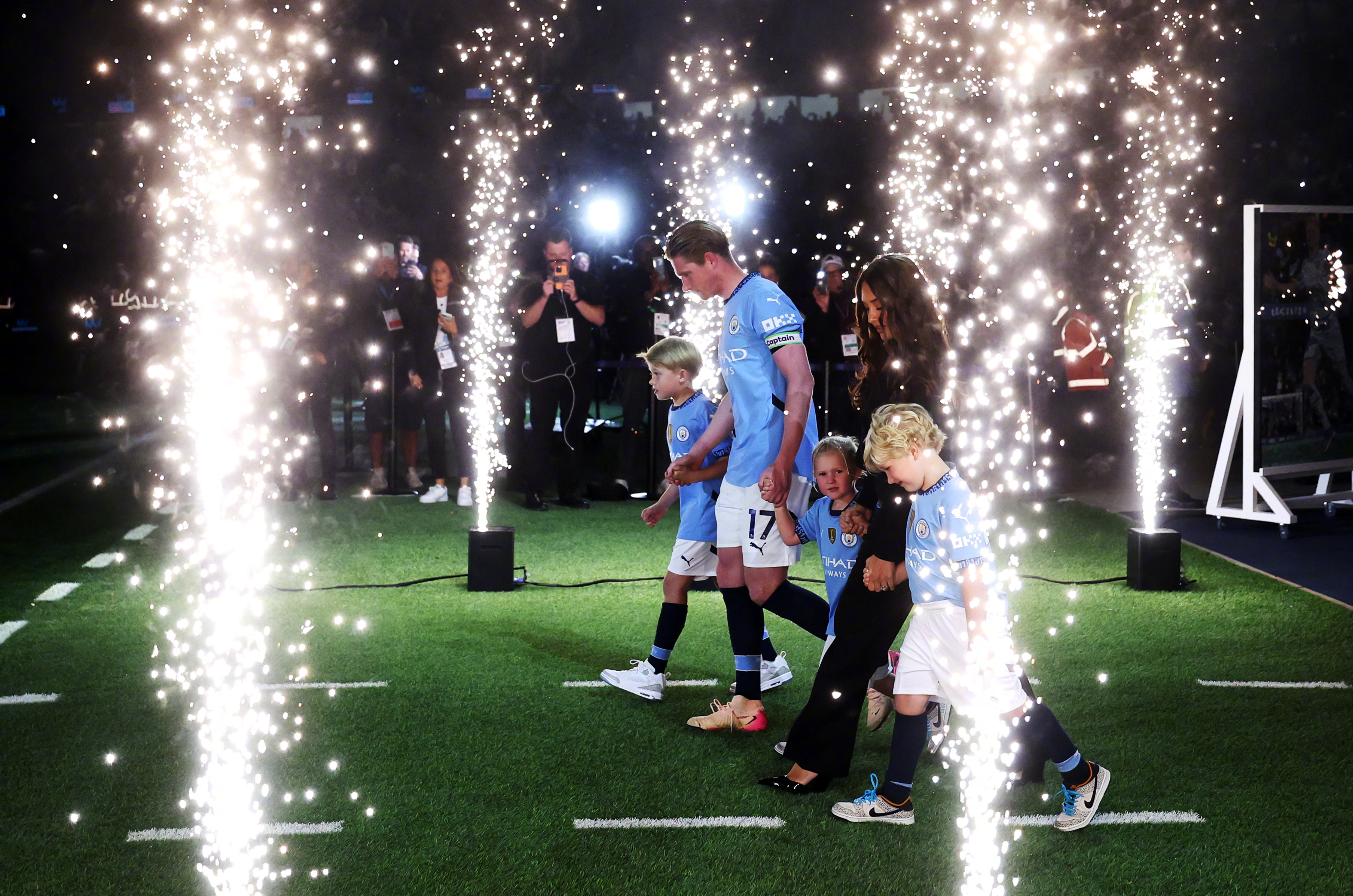 爱游戏娱乐-德布劳内在巴塞罗那比赛中重要助攻，比赛规则变更引发热议！(德布劳内适合巴萨吗)