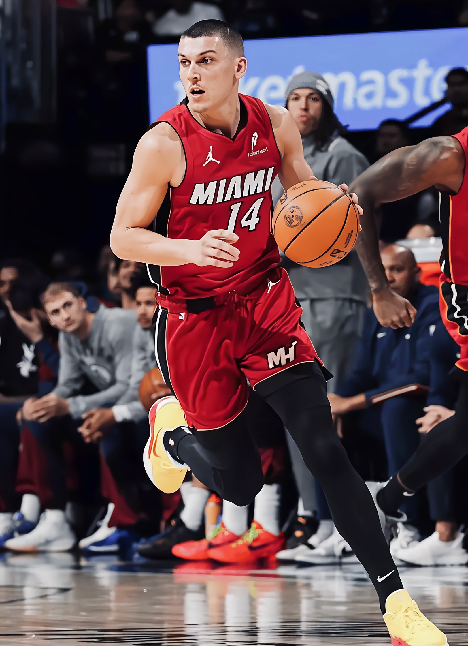 AYX SPORTS-热火前途光明！，东契奇新星领先优势明显表现突出比赛高潮迭起(最适合东契奇的阵容)