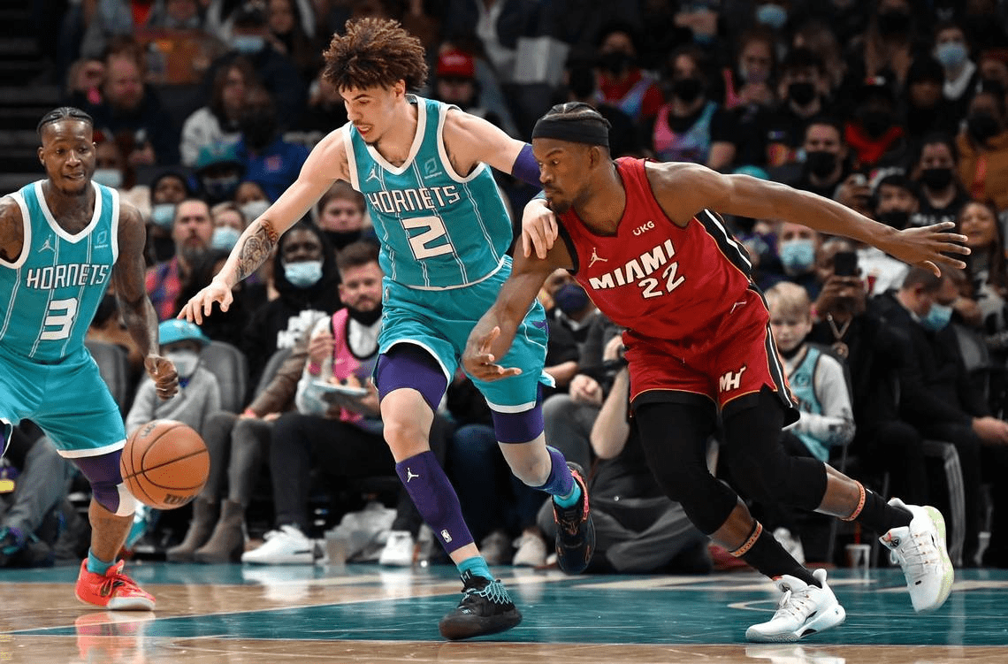 AYX SPORTS-篮球联赛上演强强对话，塞北犀牛队绝杀燕山飞鹰队，多点开花奏效；逆风翻盘的范本的简单介绍